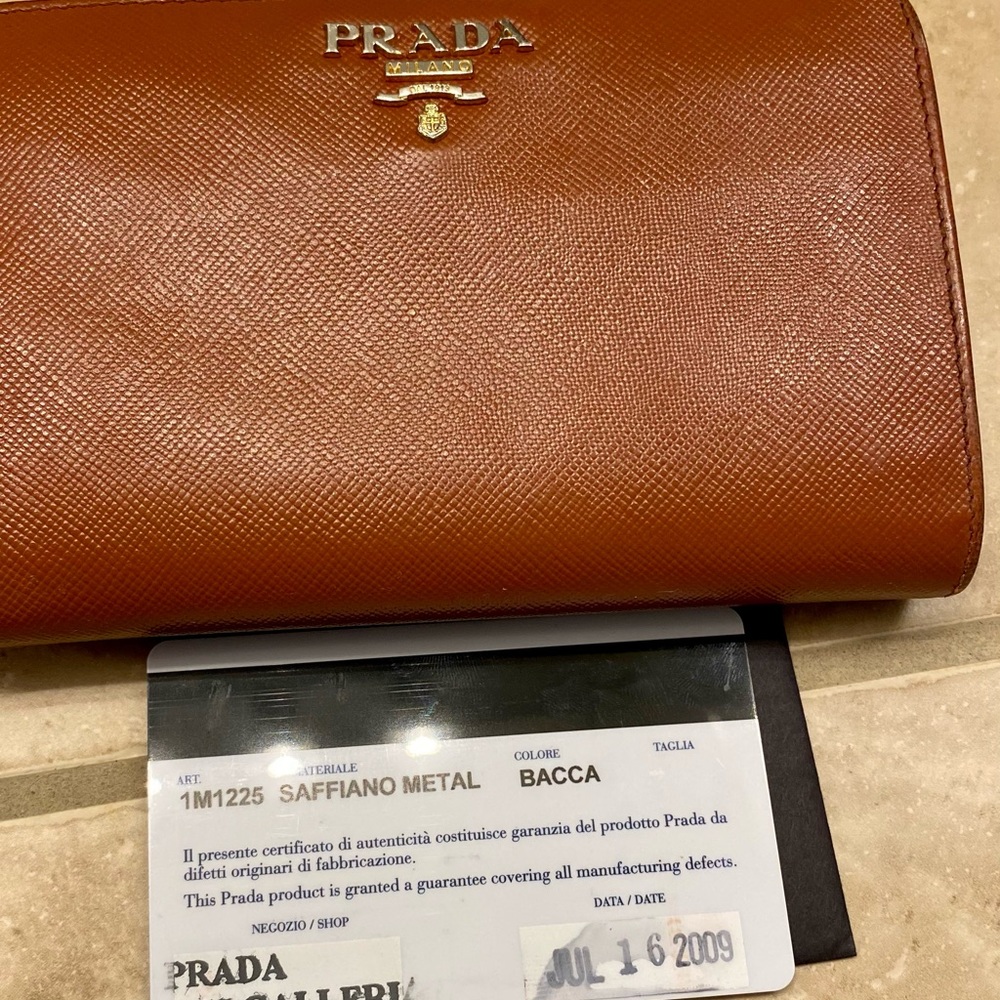 Authentic Beautiful Prada short wallet FREE SHIPPING😊